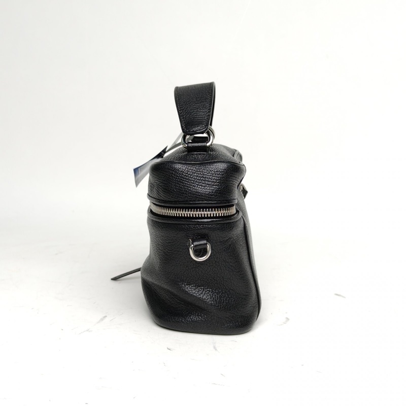 MIUMIU 黑色羊皮銀扣化妝盒手提單肩包-1