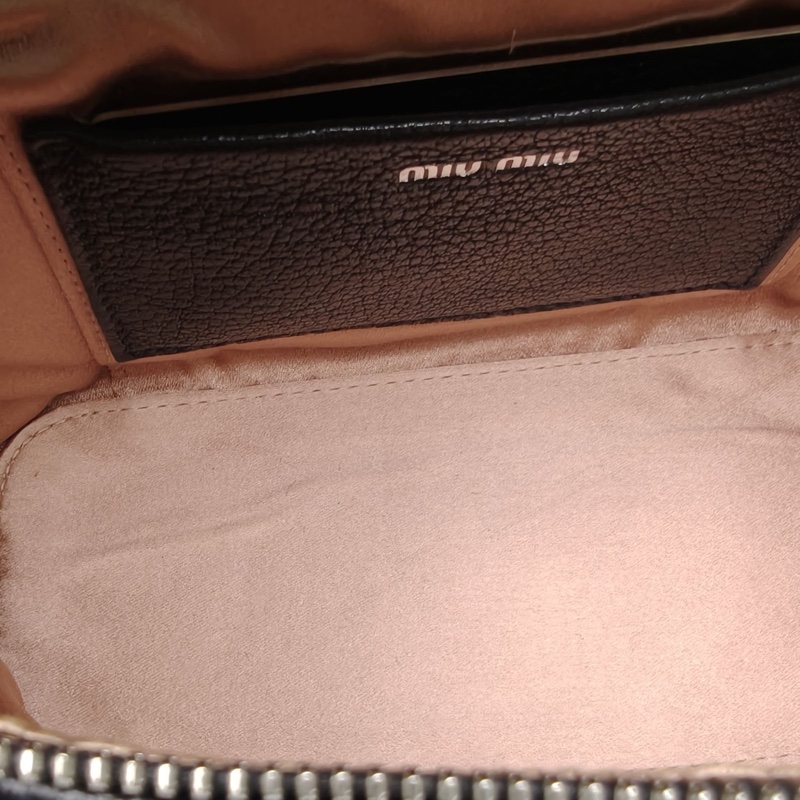MIUMIU 黑色羊皮銀扣化妝盒手提單肩包-5