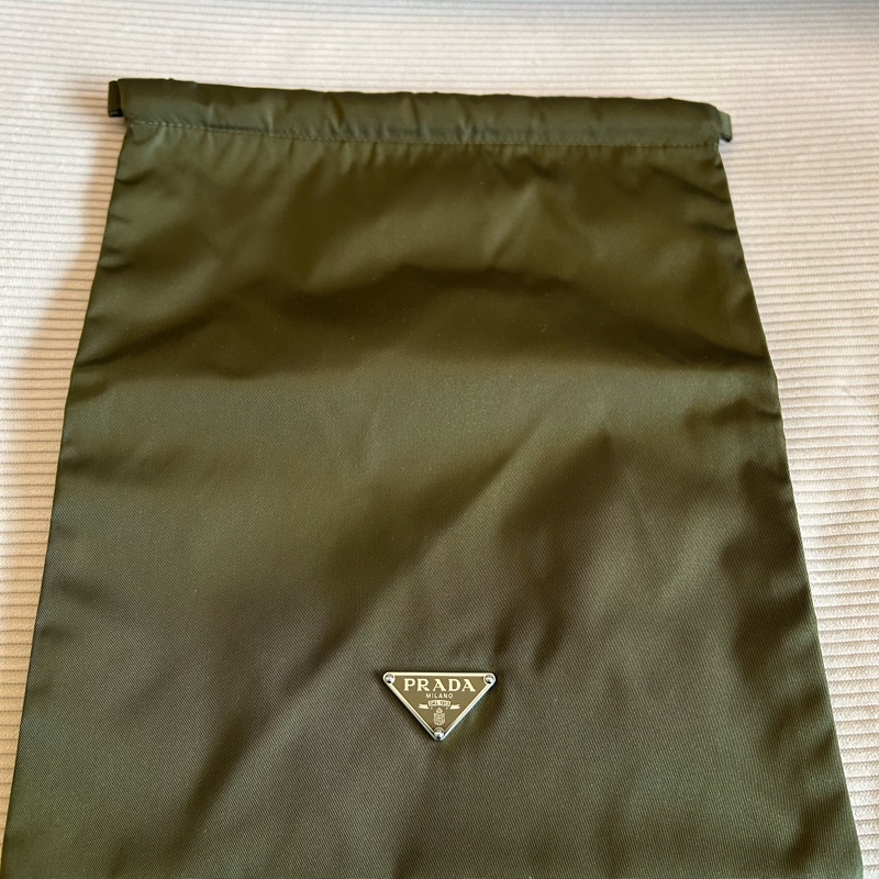 Prada橄欖綠束口萬用袋-3