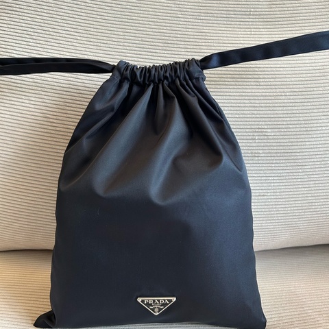 Prada 深藍色束口萬用袋