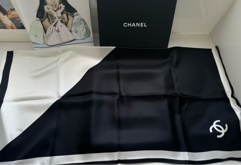 Chanel 26s黑白雙拼絲巾-1