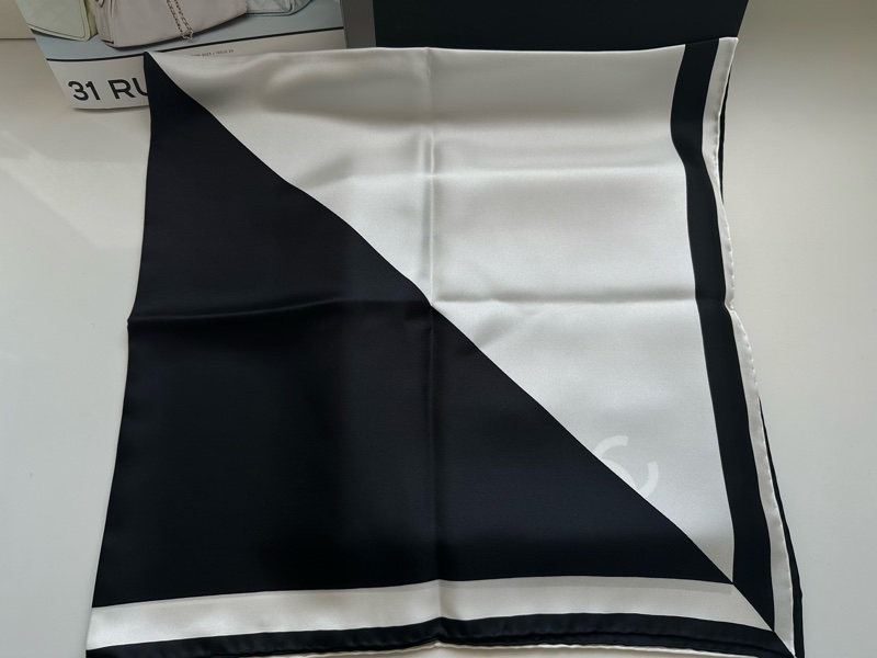 Chanel 26s黑白雙拼絲巾-2