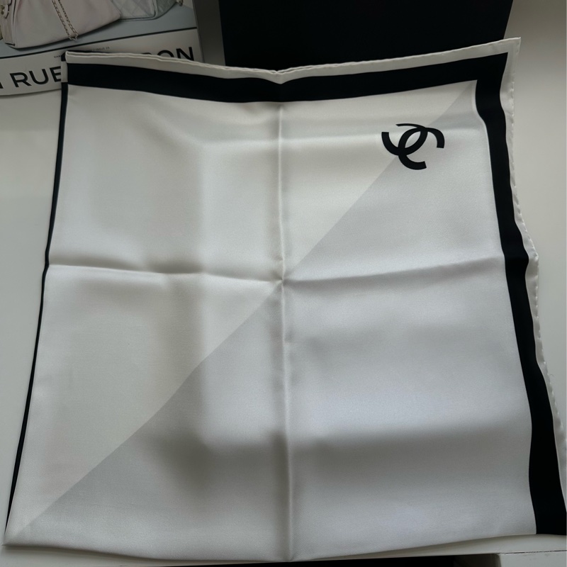 Chanel 26s黑白雙拼絲巾-4