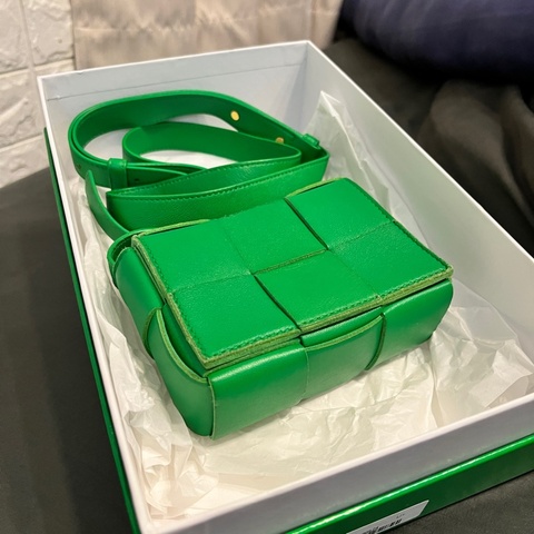 BOTTEGA VENETA Cassette Mini 裝可愛包