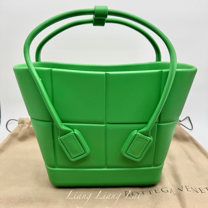 BOTTEGA VENETA BV Arco 寬編織壓花螢光綠橡膠手提包｜菜籃子-0