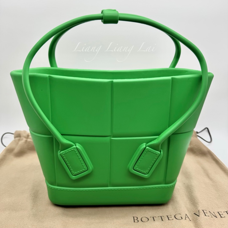 BOTTEGA VENETA BV Arco 寬編織壓花螢光綠橡膠手提包｜菜籃子-1