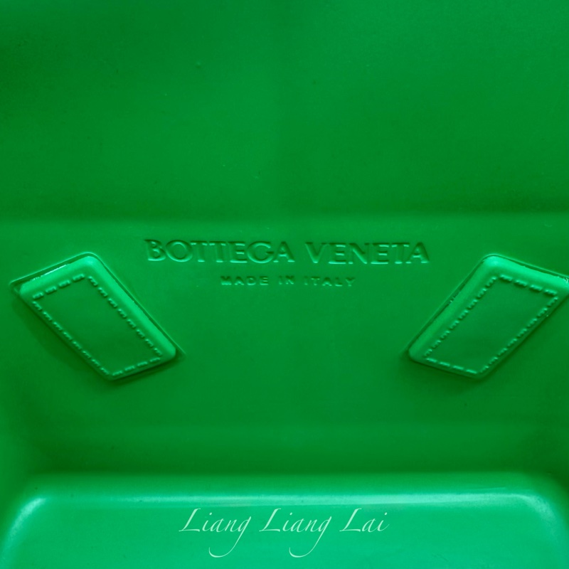 BOTTEGA VENETA BV Arco 寬編織壓花螢光綠橡膠手提包｜菜籃子-2