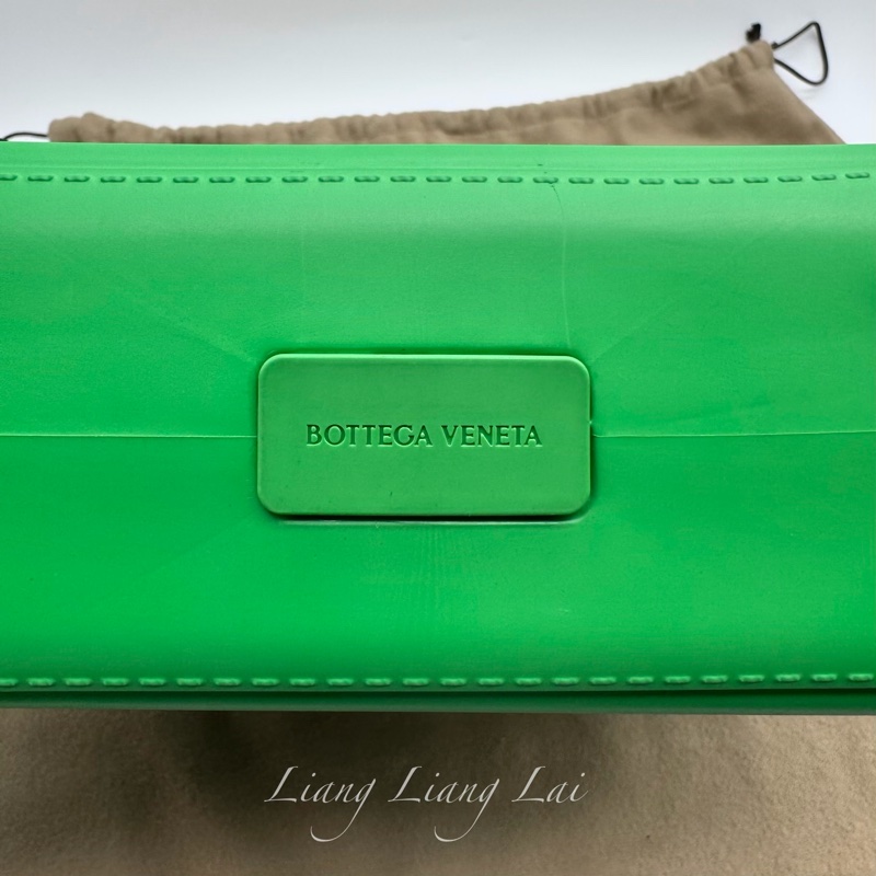 BOTTEGA VENETA BV Arco 寬編織壓花螢光綠橡膠手提包｜菜籃子-3