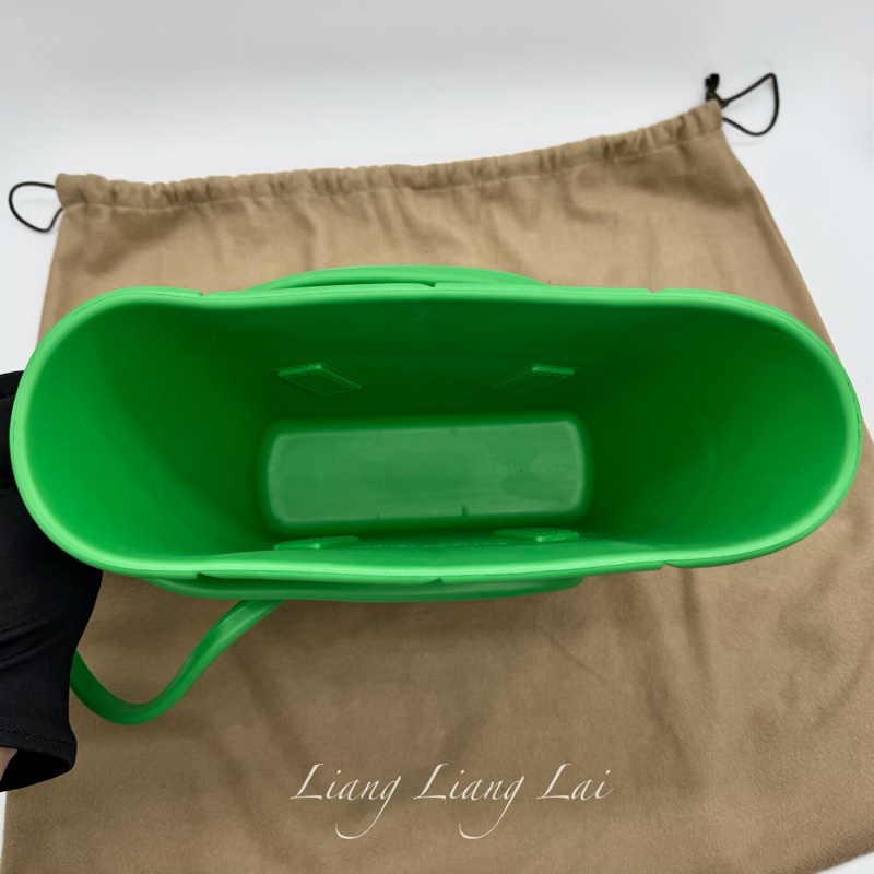 BOTTEGA VENETA BV Arco 寬編織壓花螢光綠橡膠手提包｜菜籃子-5