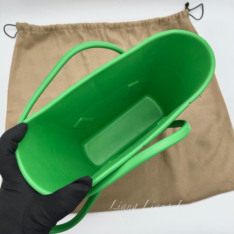 BOTTEGA VENETA BV Arco 寬編織壓花螢光綠橡膠手提包｜菜籃子-7