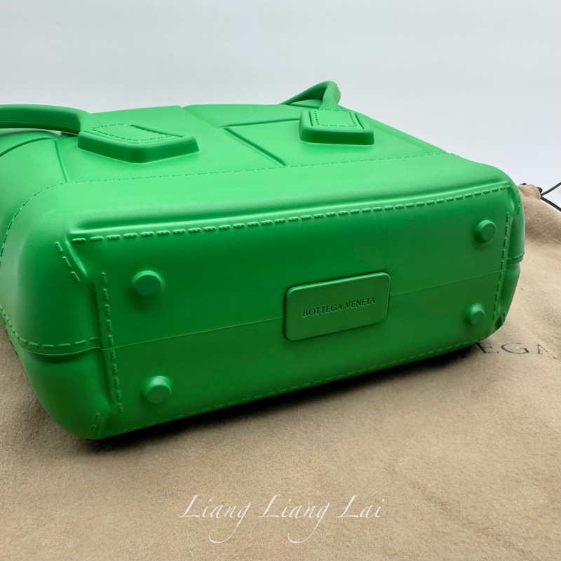 BOTTEGA VENETA BV Arco 寬編織壓花螢光綠橡膠手提包｜菜籃子-8