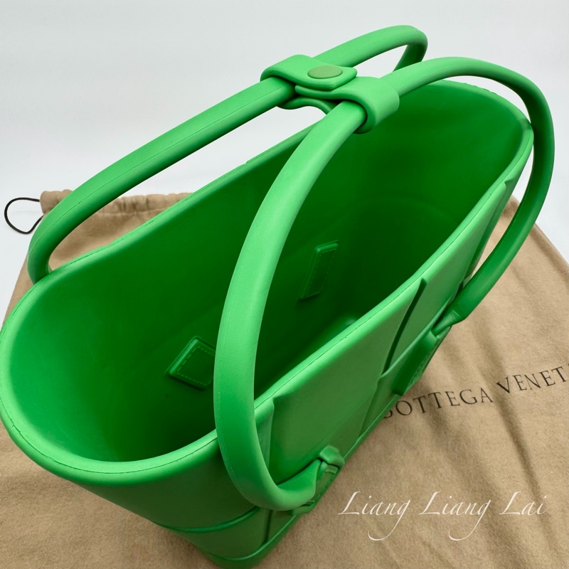 BOTTEGA VENETA BV Arco 寬編織壓花螢光綠橡膠手提包｜菜籃子-9
