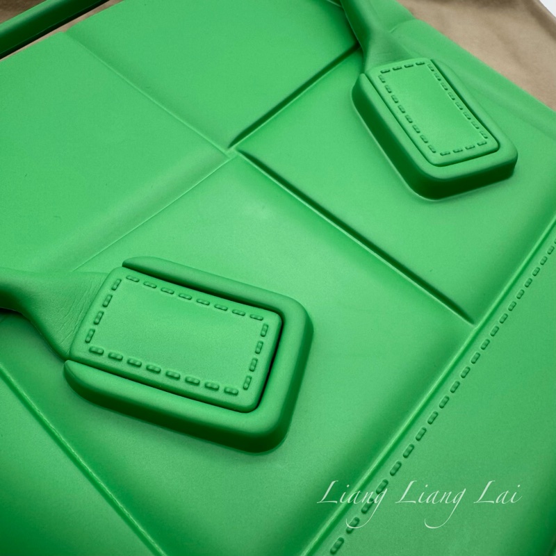 BOTTEGA VENETA BV Arco 寬編織壓花螢光綠橡膠手提包｜菜籃子-11