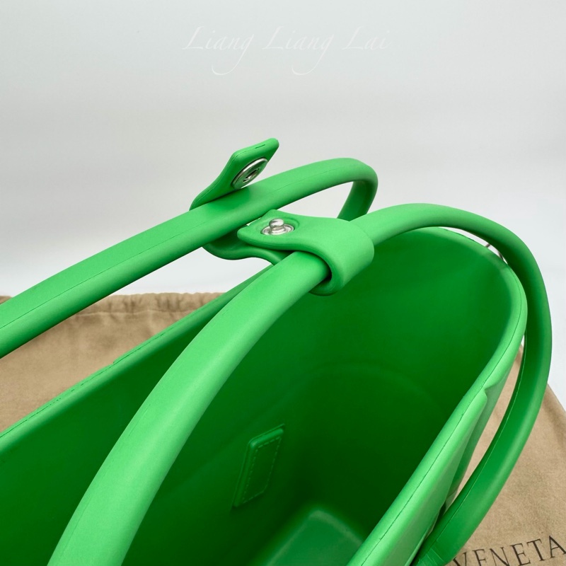 BOTTEGA VENETA BV Arco 寬編織壓花螢光綠橡膠手提包｜菜籃子-13