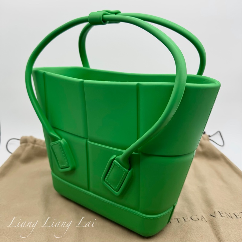 BOTTEGA VENETA BV Arco 寬編織壓花螢光綠橡膠手提包｜菜籃子-14