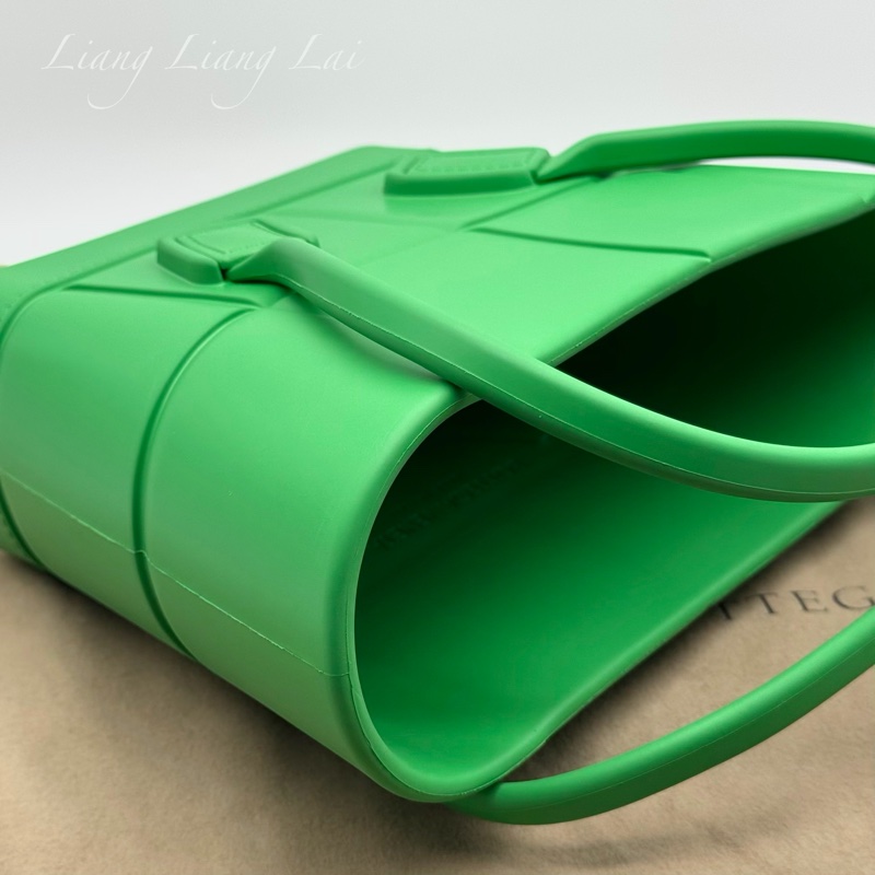 BOTTEGA VENETA BV Arco 寬編織壓花螢光綠橡膠手提包｜菜籃子-21