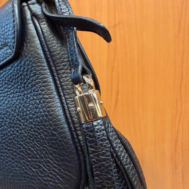 Gucci 黑牛皮淡金釦Soho流蘇下蓋斜背包-8