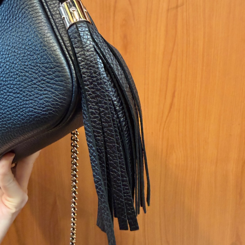 Gucci 黑牛皮淡金釦Soho流蘇下蓋斜背包-9
