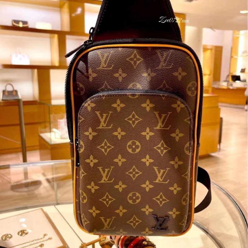 lv 胸口包-0