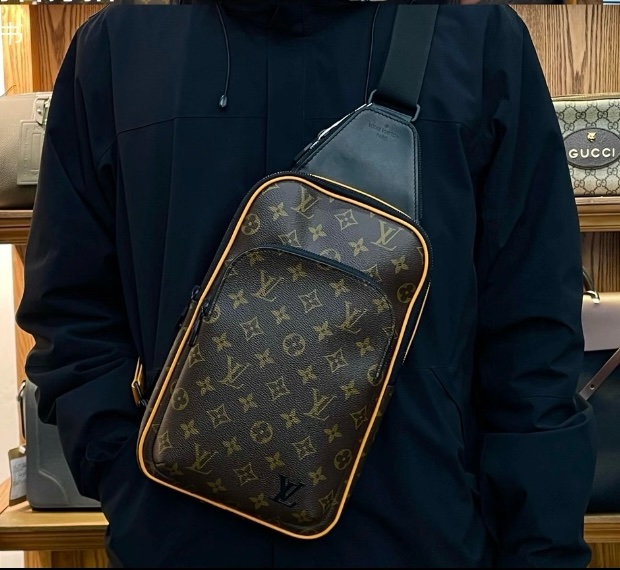 lv 胸口包-1