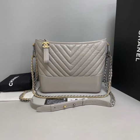 Chanel香奈兒 灰色全皮V紋金扣中號流浪包
