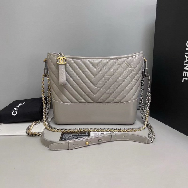 Chanel香奈兒 灰色全皮V紋金扣中號流浪包-0