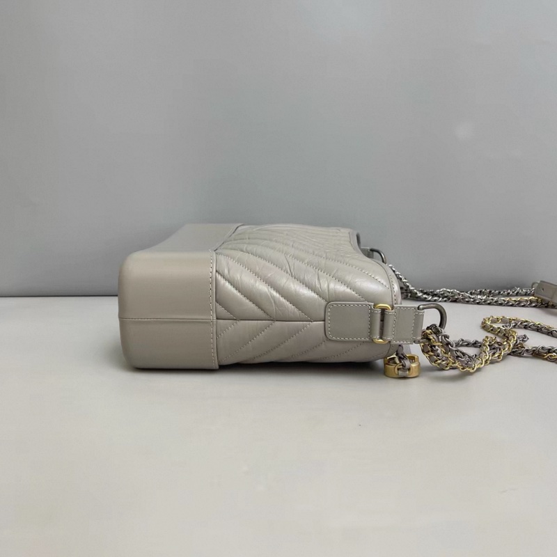 Chanel香奈兒 灰色全皮V紋金扣中號流浪包-1