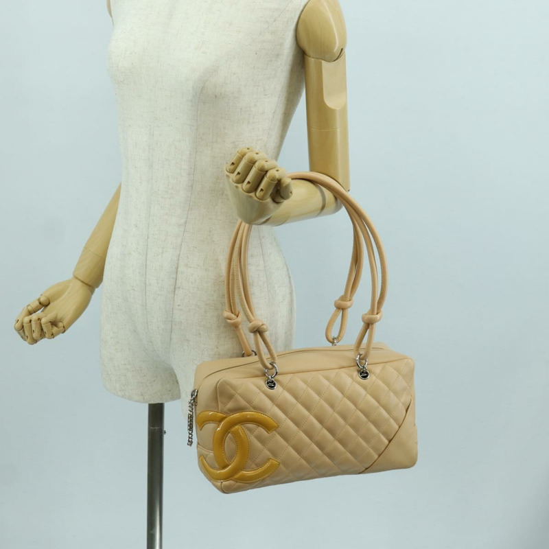 【日本直送】香奈兒 Cambon 系列絎縫手袋，羊皮材質，米色，銀色雙C標誌，正品編號 173372SAM-24