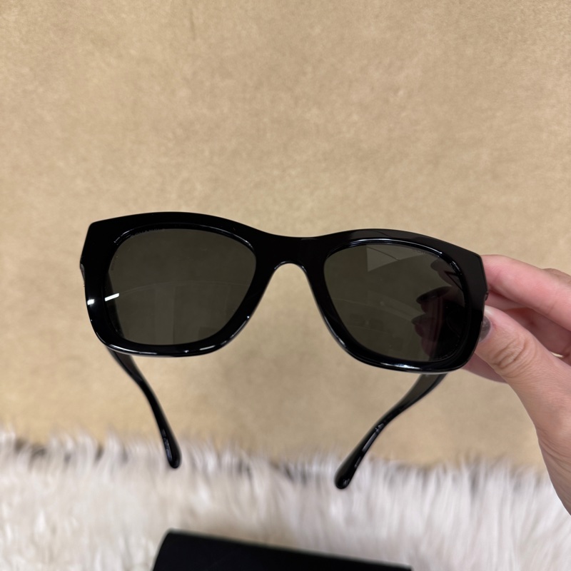 Chanel 黑膠框愛心琺瑯Logo墨鏡 近全新-1