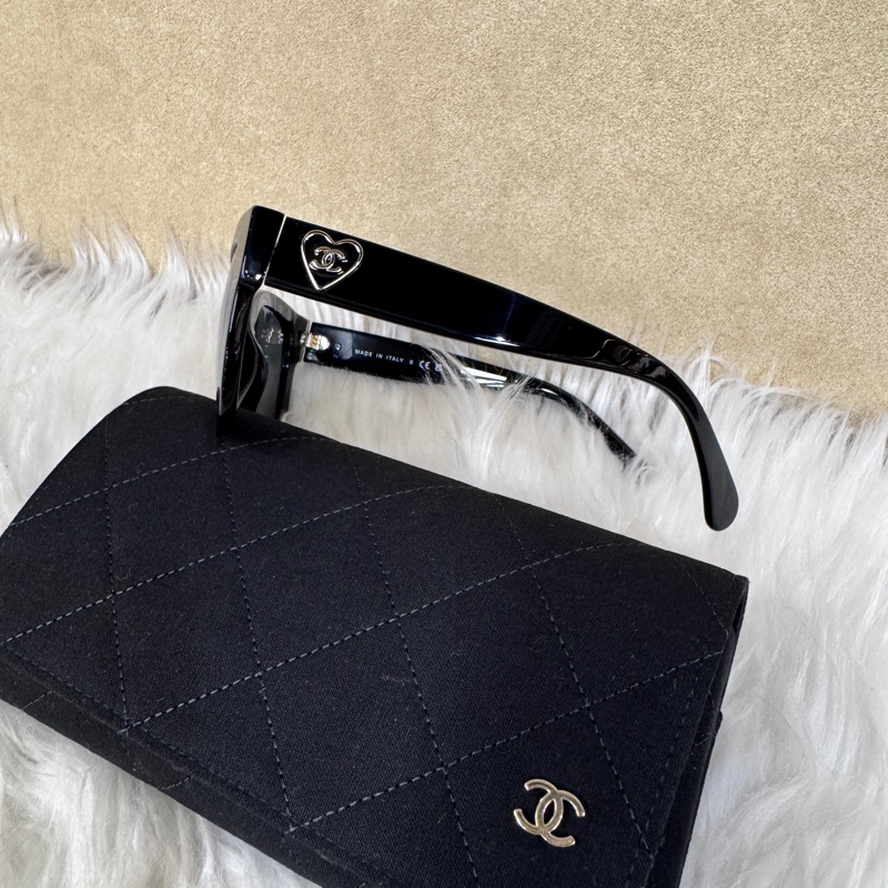 Chanel 黑膠框愛心琺瑯Logo墨鏡 近全新-2