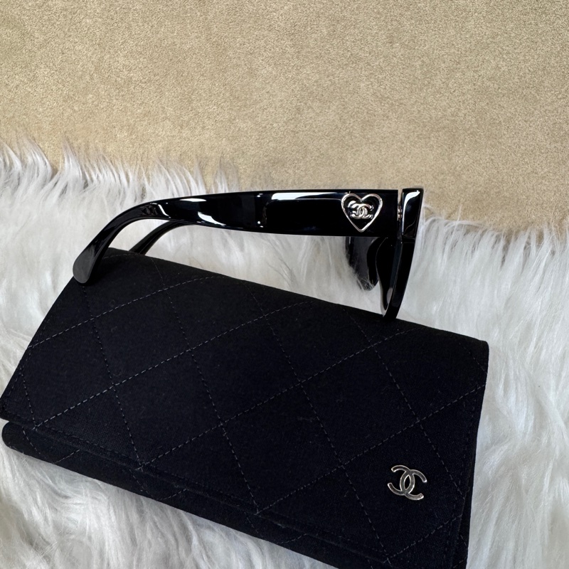 Chanel 黑膠框愛心琺瑯Logo墨鏡 近全新-3