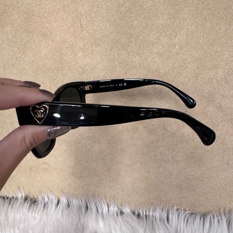 Chanel 黑膠框愛心琺瑯Logo墨鏡 近全新-4