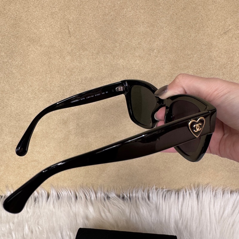 Chanel 黑膠框愛心琺瑯Logo墨鏡 近全新-5