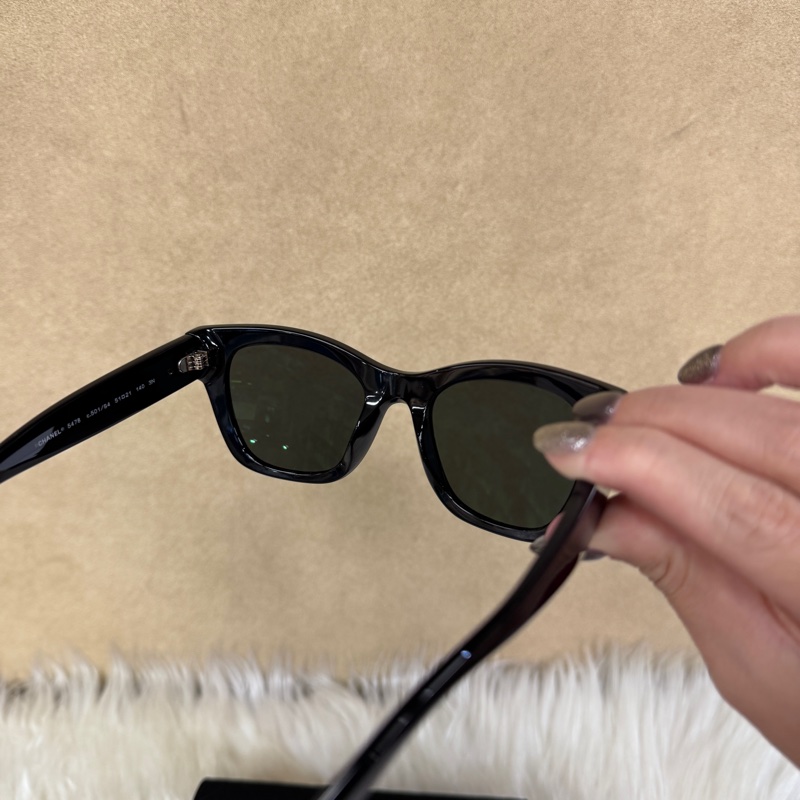 Chanel 黑膠框愛心琺瑯Logo墨鏡 近全新-6