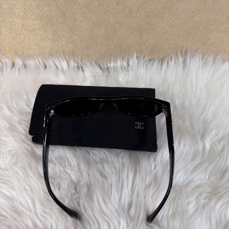 Chanel 黑膠框愛心琺瑯Logo墨鏡 近全新-7