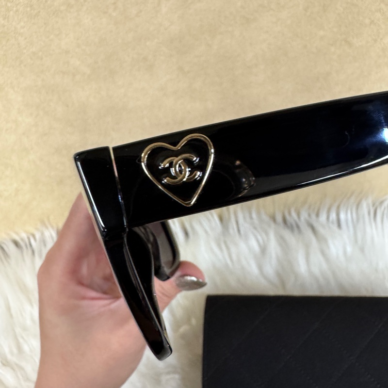 Chanel 黑膠框愛心琺瑯Logo墨鏡 近全新-9