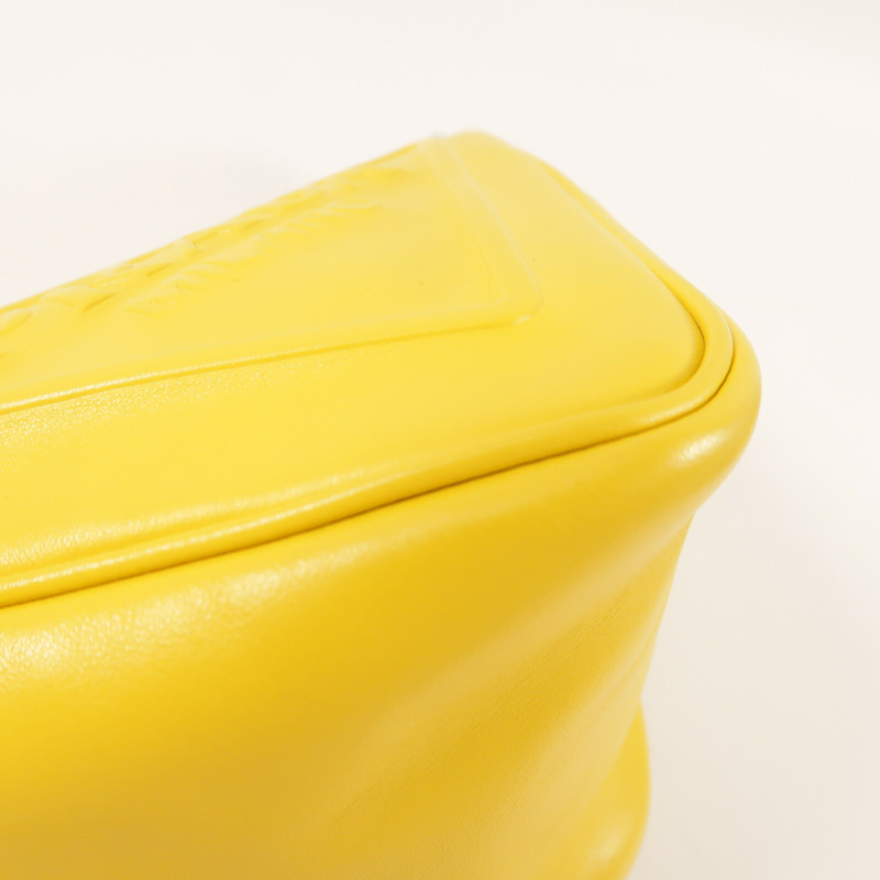 PRADA 牛皮皮革Triangle Bag銀扣肩背袋-9