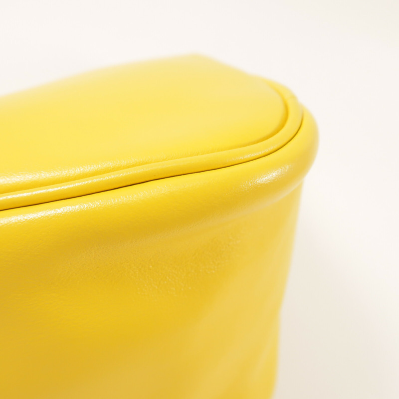 PRADA 牛皮皮革Triangle Bag銀扣肩背袋-11