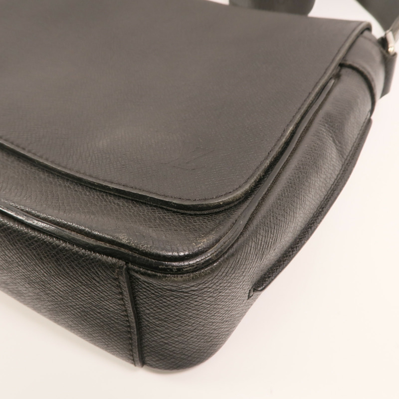 LOUIS VUITTON Taiga Roman PM銀扣肩背袋-8