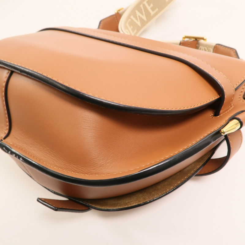 LOEWE 牛皮皮革Small Gate金扣肩背袋-12