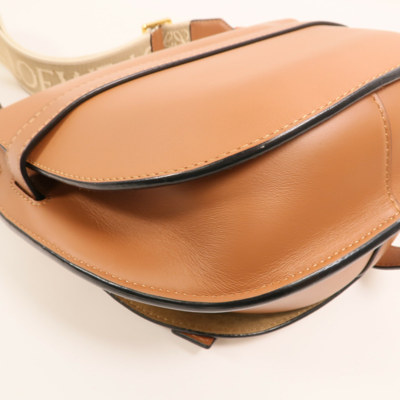 LOEWE 牛皮皮革Small Gate金扣肩背袋-13