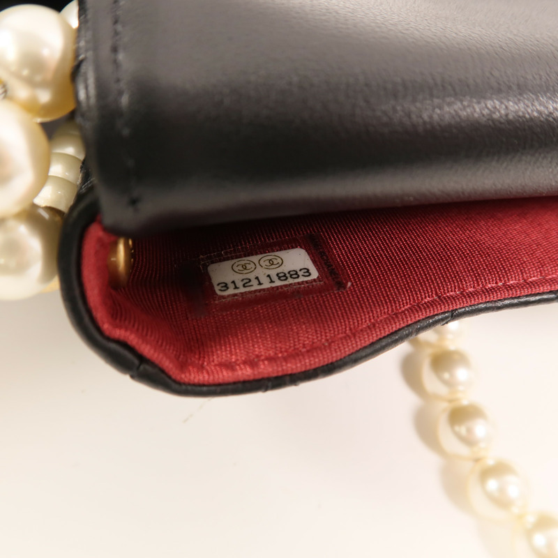 CHANEL 羊皮皮革Pearl Chain Wallet金扣鏈帶肩背袋-6