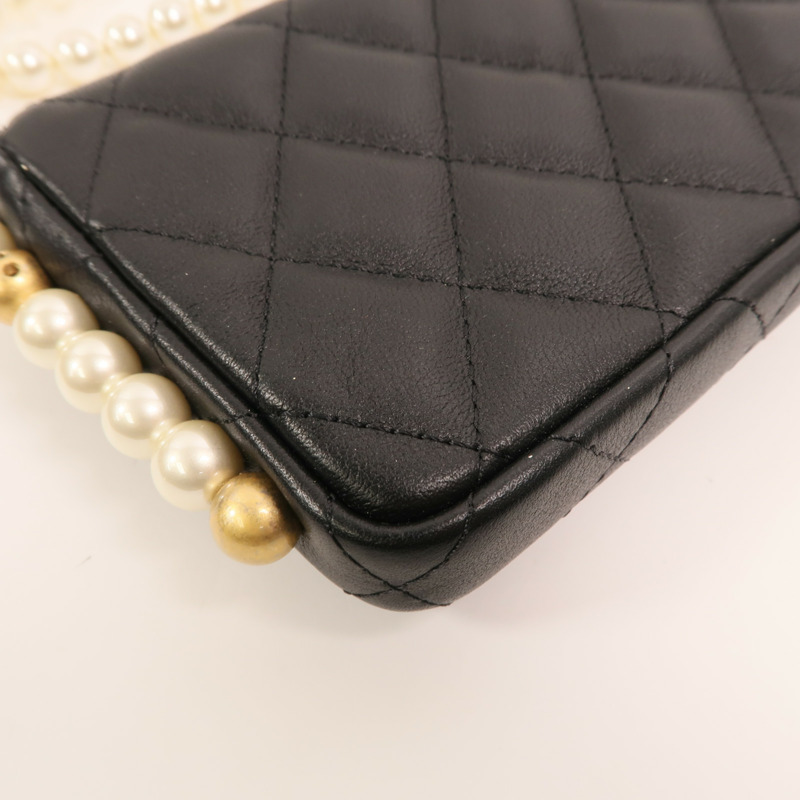 CHANEL 羊皮皮革Pearl Chain Wallet金扣鏈帶肩背袋-13