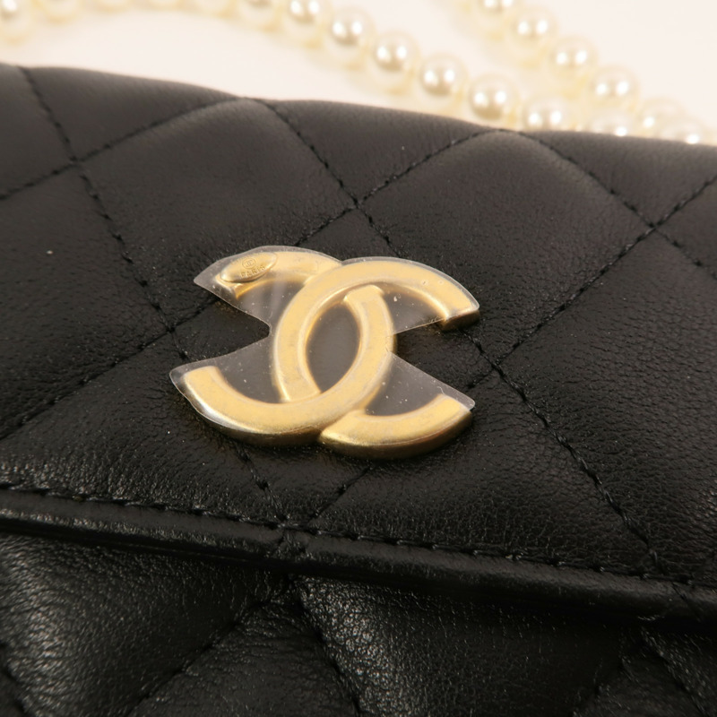 CHANEL 羊皮皮革Pearl Chain Wallet金扣鏈帶肩背袋-14