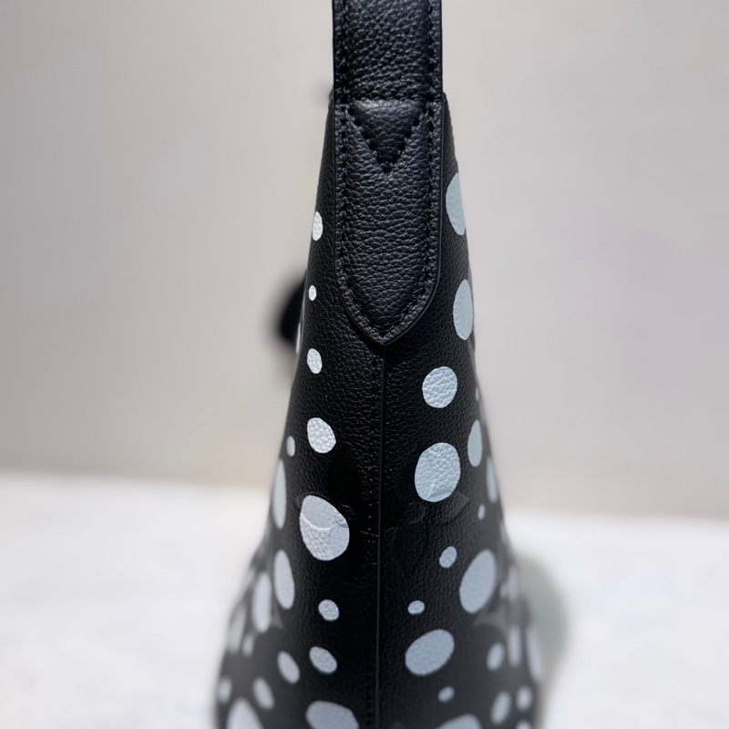 Louis Vuitton✨LV X YAYOI KUSAMA草間彌生 限定款 南瓜波點手提包腋下包 芯片款-17