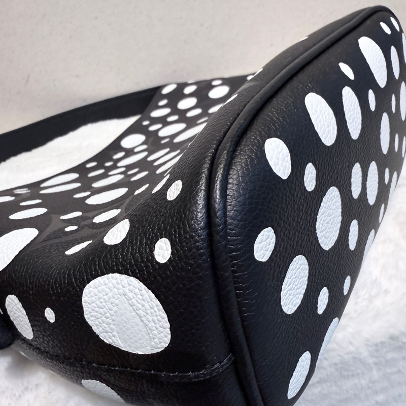 Louis Vuitton✨LV X YAYOI KUSAMA草間彌生 限定款 南瓜波點手提包腋下包 芯片款-20