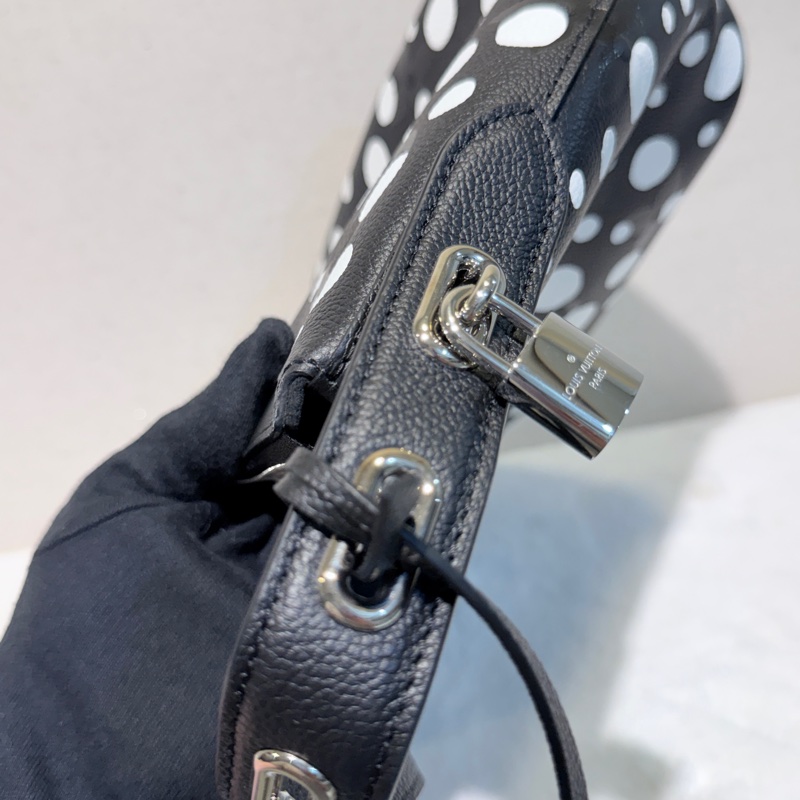 Louis Vuitton✨LV X YAYOI KUSAMA草間彌生 限定款 南瓜波點手提包腋下包 芯片款-33