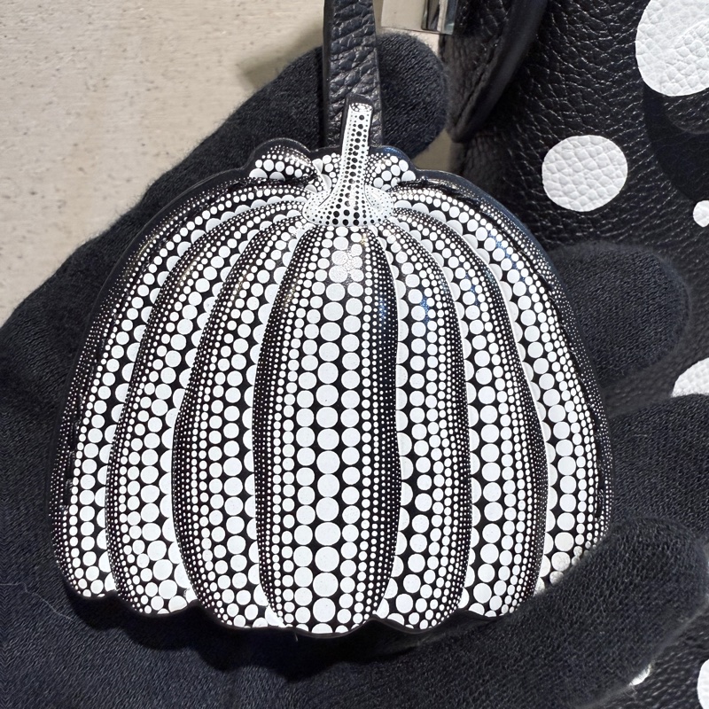 Louis Vuitton✨LV X YAYOI KUSAMA草間彌生 限定款 南瓜波點手提包腋下包 芯片款-34