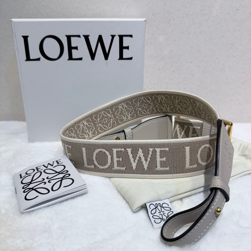 Loewe✨棕色金扣浮雕釦字母LOGO提花織物拼牛皮革寬肩帶-0