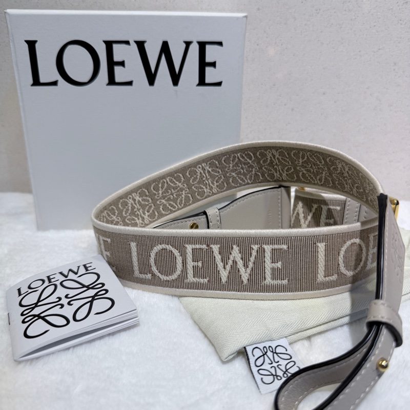 Loewe✨棕色金扣浮雕釦字母LOGO提花織物拼牛皮革寬肩帶-1